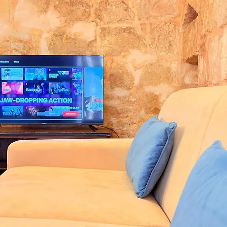 Villa Charming 450-year-old House With Pool In *