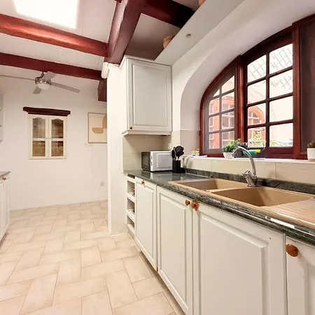 Charming 450-year-old House With Pool In Нашшар